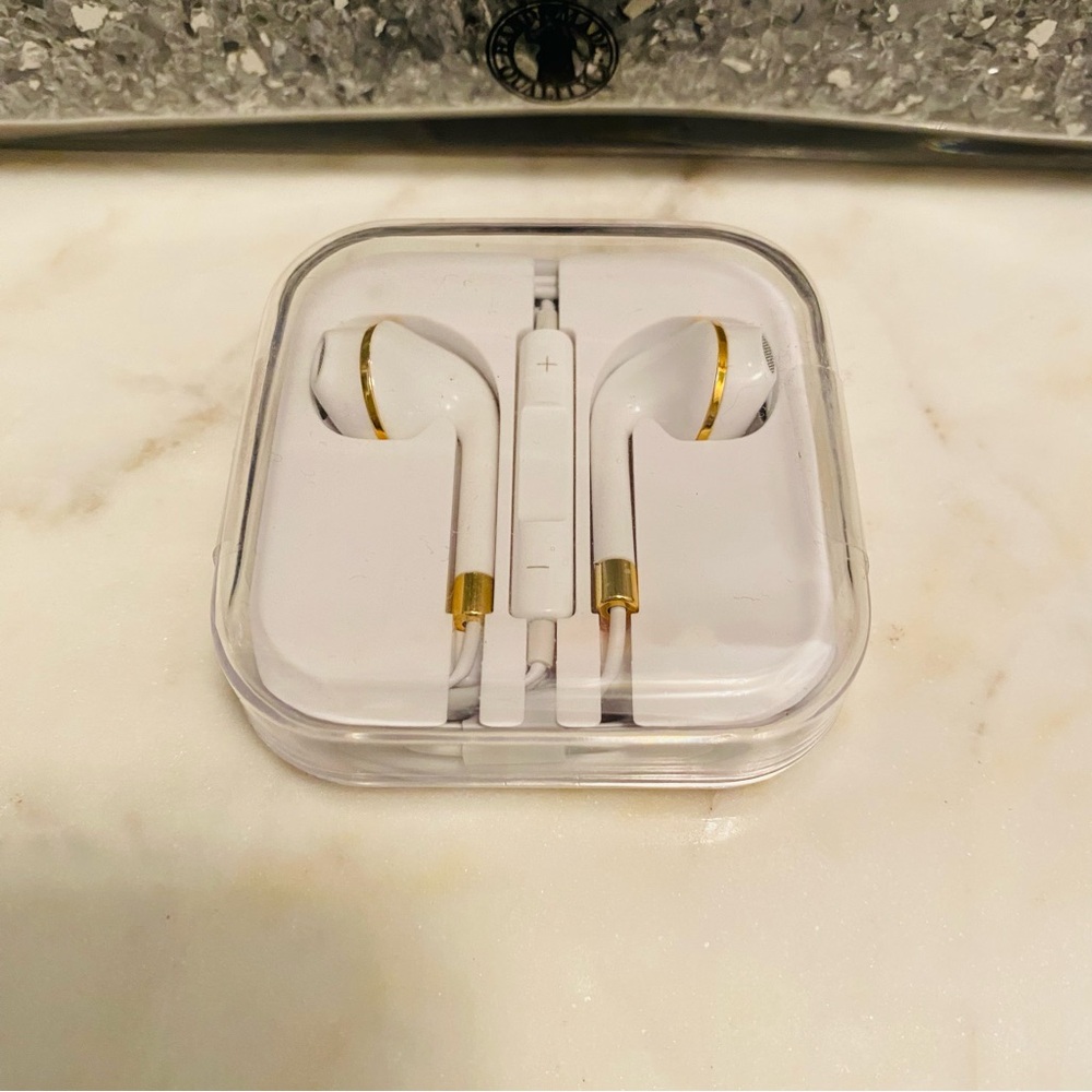 💥 4 for $20!💥 NEW earbuds in case 🎶